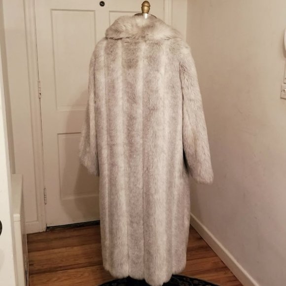 Silver Fox | Faux Fur | Signature Collection by Russel Taylor | Limited Edition - Picture 6 of 16